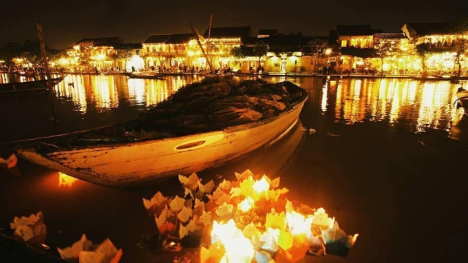 Buổi tối thả đèn hoa đăng trên sông Hoài thơ mộng (Ảnh: @hoiantown)