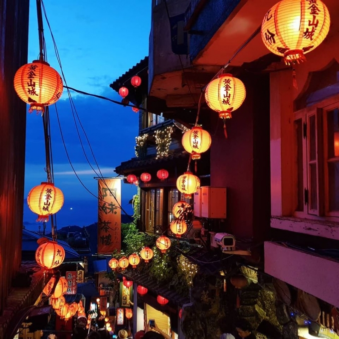 Khu phố với rực rỡ với dãy đèn lồng treo hai bên