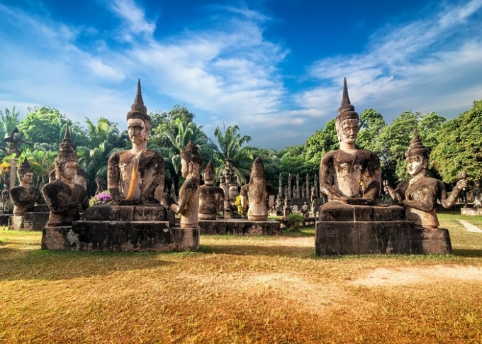 Những bức tượng bằng xi măng nằm rải rác trong công viên tượng Phật