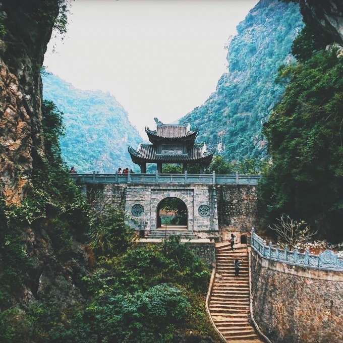 Để lên động, du khách cần chinh phục 200 bậc thang