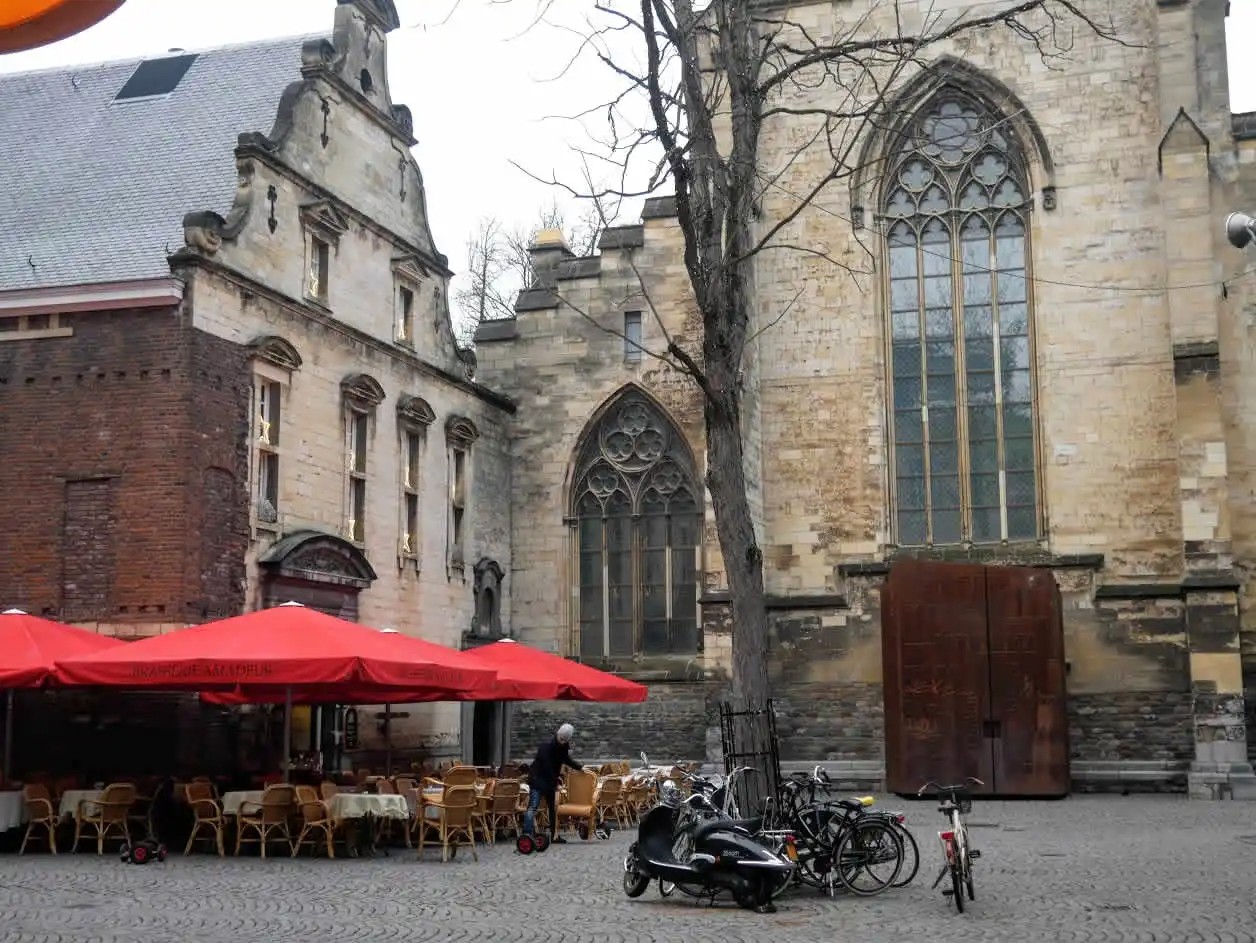 Bookstore-at-the-Dominican-church-in-Maastricht