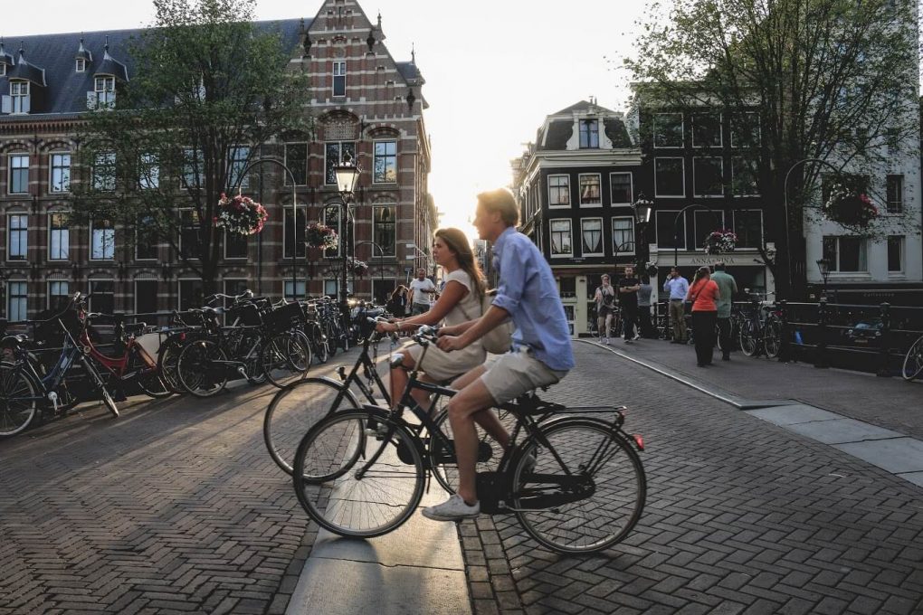 Người dân Amsterdam đạp xe trong bất kỳ thời tiết nàov