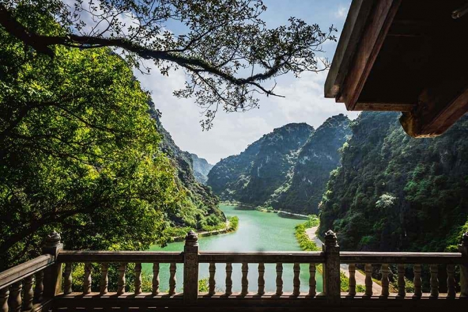 Hình ảnh thu vào tầm mắt du khách khi nhìn từ chùa động Am Tiên