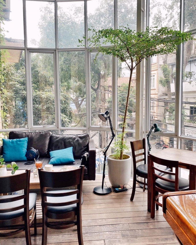 Không gian ngập tràn ánh sáng tự nhiên. Ảnh: Facebook Tranquil Books & Coffee