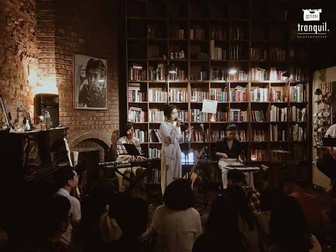 Buổi tối Tranquil là ngôi nhà cho nhiều sự kiện, đêm nhạc Indie. Ảnh: Facebook Tranquil Books & Coffee