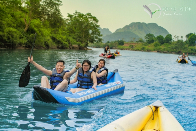 Du khách được thỏa sức vùng vẫy cùng sông nước qua hoạt động chèo thuyền Kayak