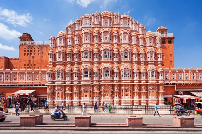 Cung điện Hawa Mahal hay còn được gọi là “Cung điện của gió'. Đây là một trong số các công trình kiến trúc đồ sộ và nổi tiếng bậc nhất của thành phố Jaipur và cả của đất nước Ấn Độ. Ảnh: Saiko3p/Shutterstock