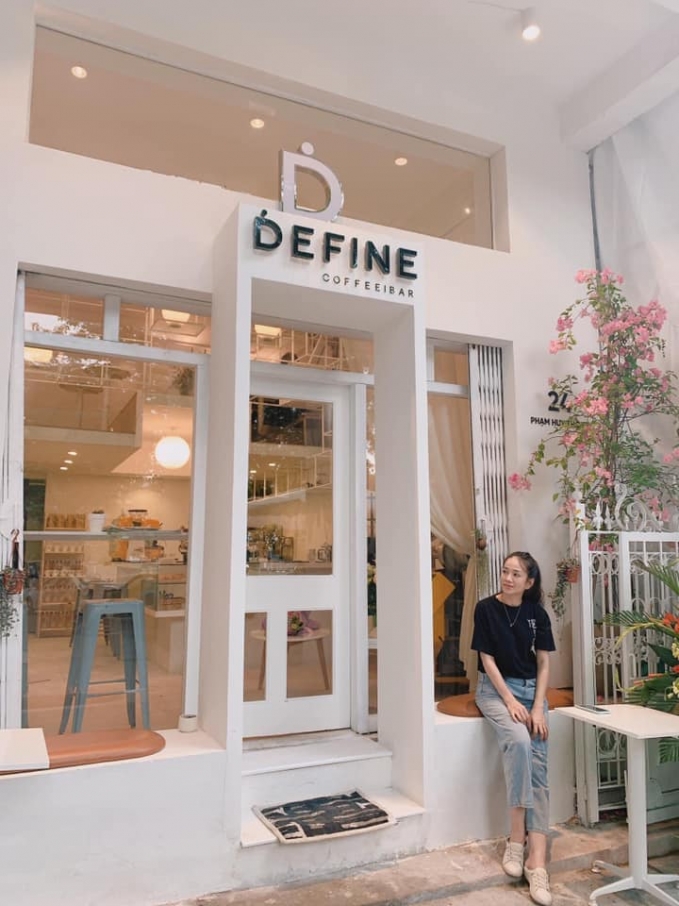 Không gian trắng đặc trưng của Define (Facebook: Define Coffee & Bar)