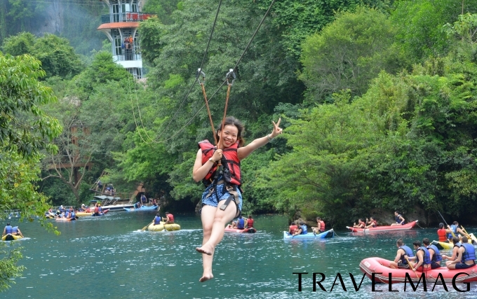 Zipline cùng thỏa mãn vượt qua những dòng nước mát rượi
