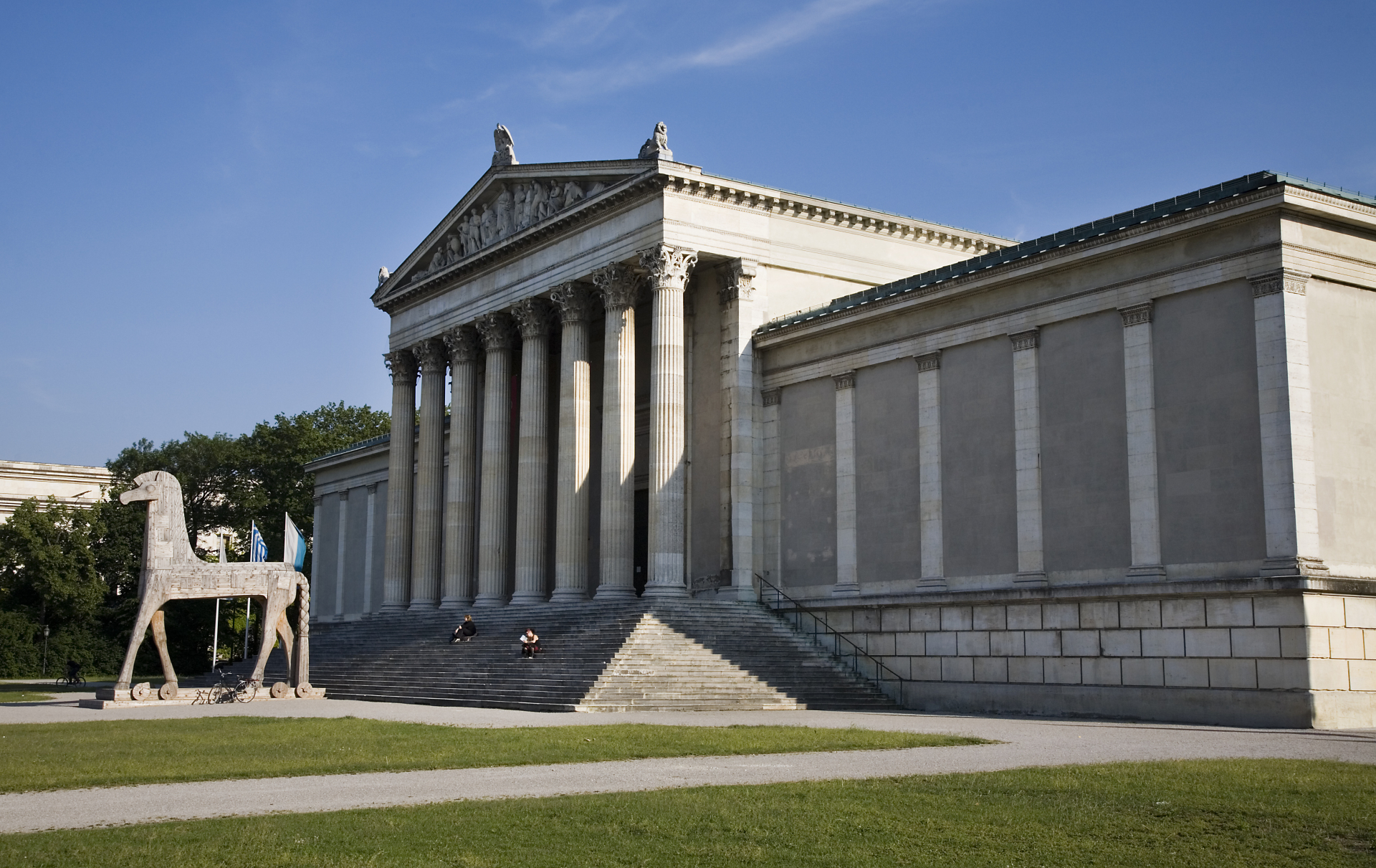 Munich_-_Trojan_wooden_horse_at_Königsplatz_-_5440