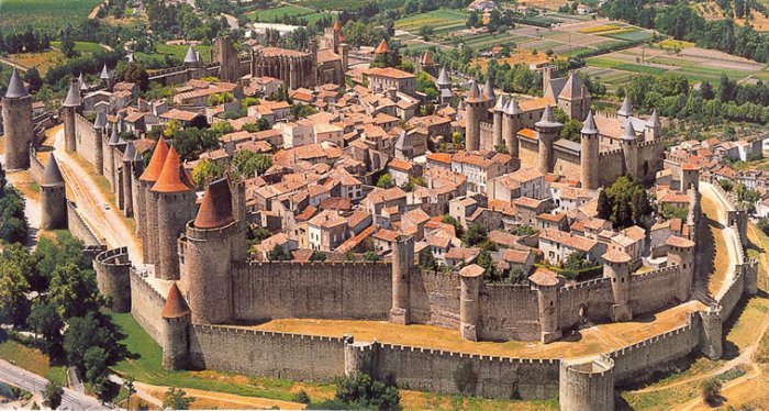 Carcassonne là một thị trấn thời Trung cổ nằm ở miền nam nước Pháp