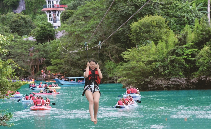 Zipline mang tới cho du khách một cảm giác ngoạn mục khi được bay tự do trên không