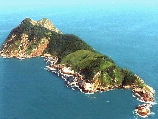 Hòn đảo xinh đẹp này là một trong những đảo chết người nhất thế giới. Ảnh: Atlaobscura