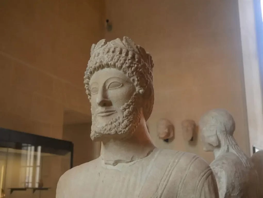 Assyrian-male-statue-at-Louvre-museum-in-Paris-1020x766