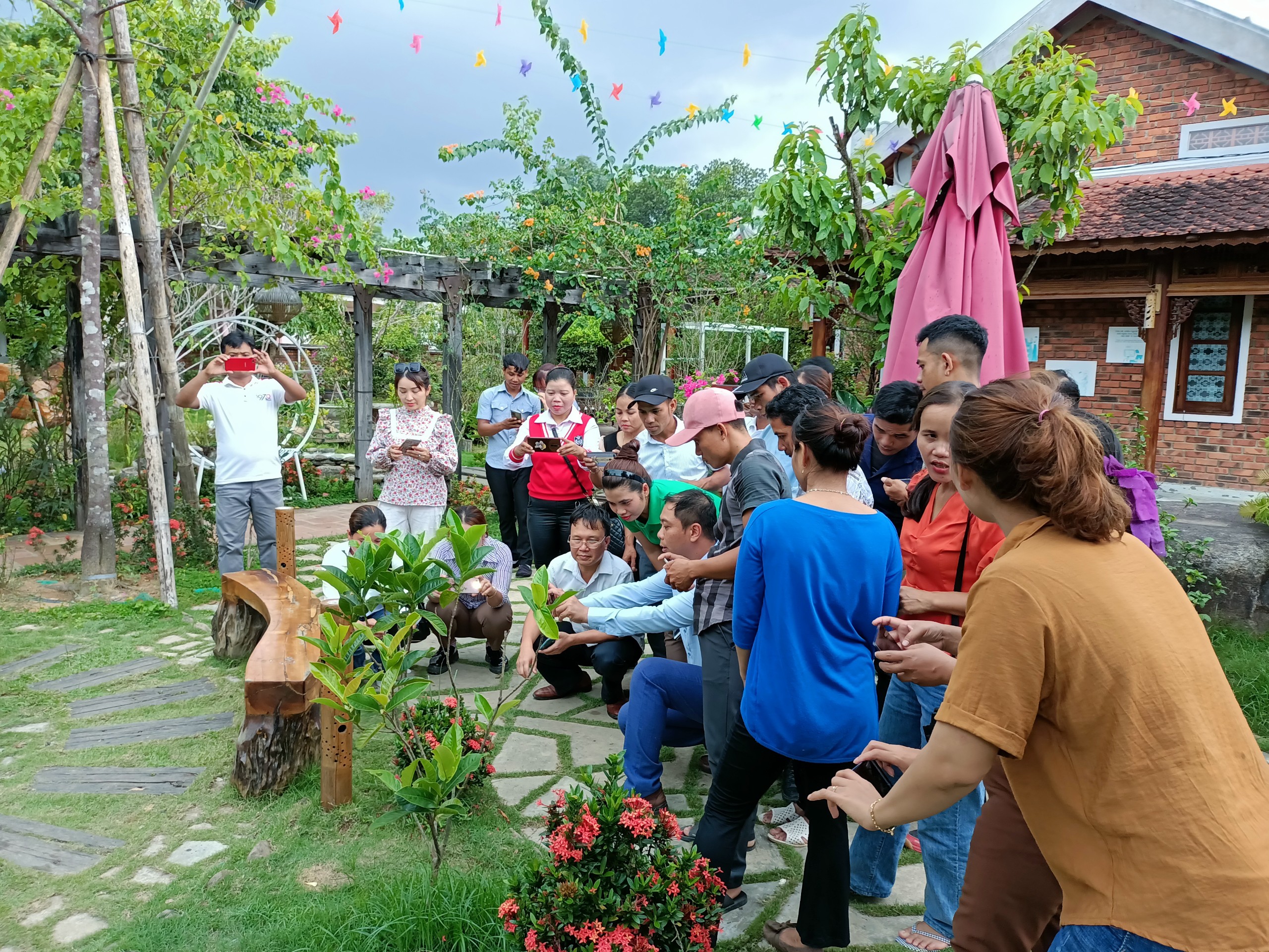 Chủ tịch Hội Du lịch cộng đồng Việt Nam Phạm Hải Quỳnh hướng dẫn học viên vùng dân tộc thiểu số thực hành kỹ năng quay phim, chụp ảnh bằng điện thoại di động (Ảnh: Helvetas Việt Nam)