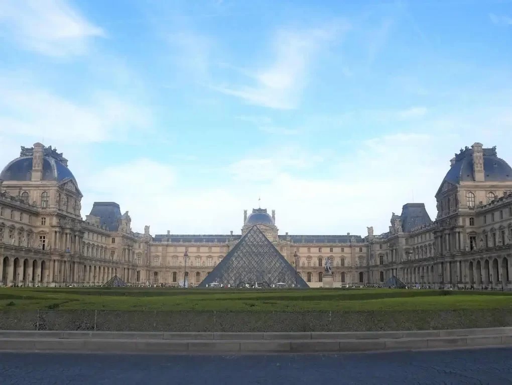 Louvre-museum-in-Paris-1020x766
