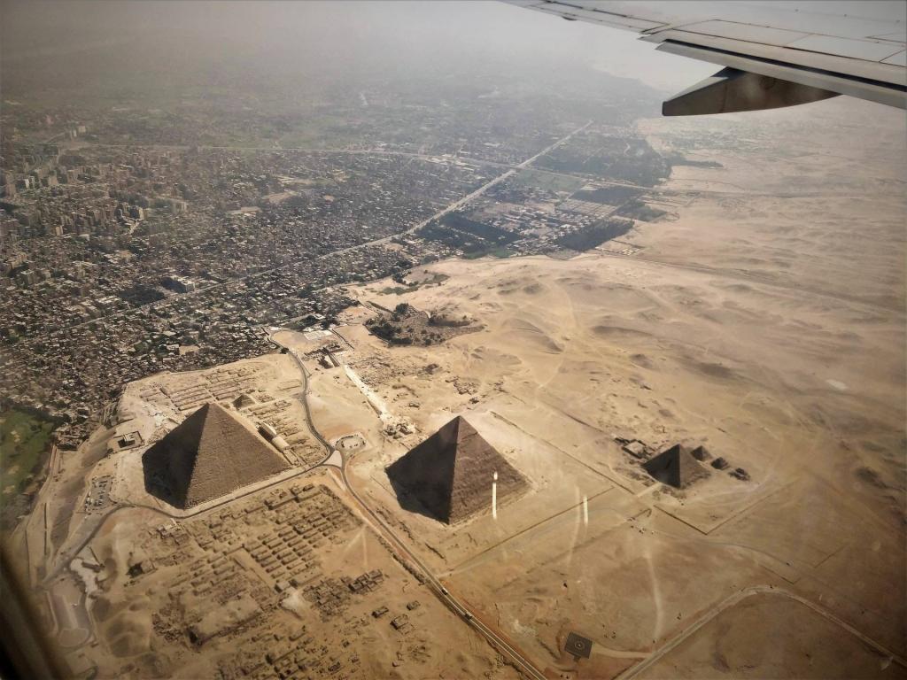 Quang cảnh Kim tự tháp Giza từ trên đỉnh