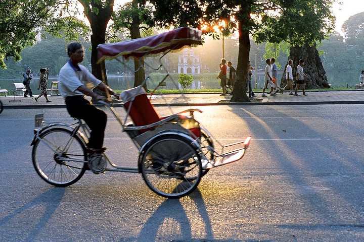 xich-lo-ha-noi-trong-mat-du-khach-quoc-te_1