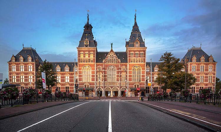 Bảo tàng Hoàng gia Hà Lan hay Rijksmuseum là nơi trưng bày một số bức tranh nổi tiếng nhất của thời kỳ Vàng Hà Lan