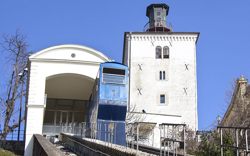 Lotrscak-tower-with-funicular-2-800x500