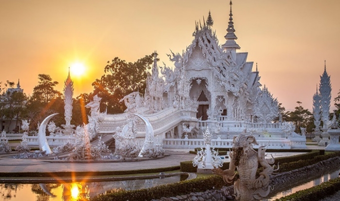 Chùa Trắng Thái Lan lúc hoàng hôn