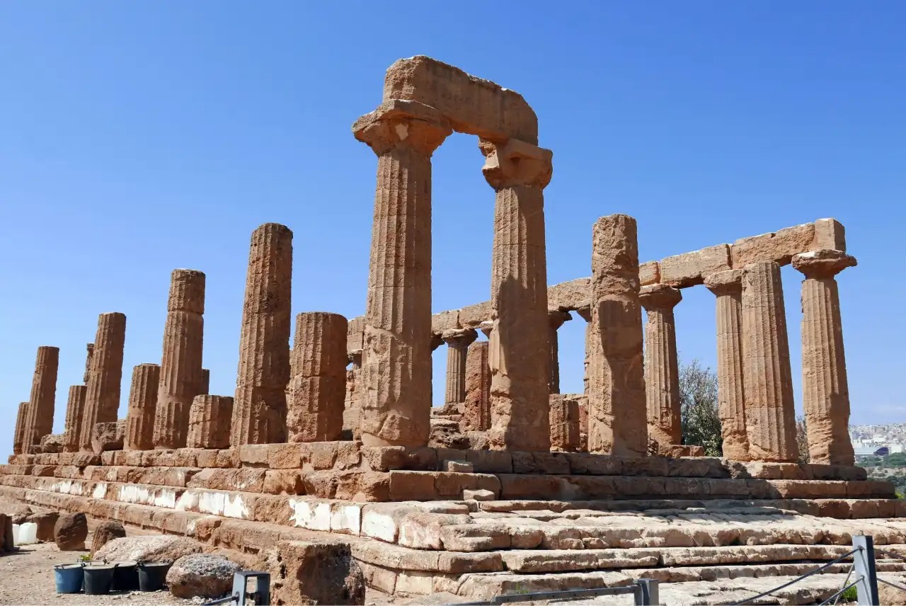 Temple-of-Juno-Valle-dei-Templi-in-Agrigento-photo-by-kees-kortmulder-on-unsplash-1