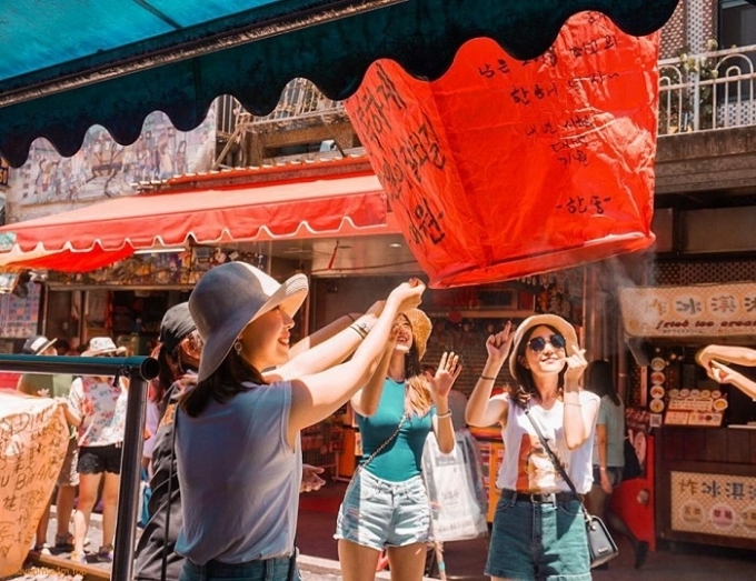 Trên thân đèn là những lời ước nguyện