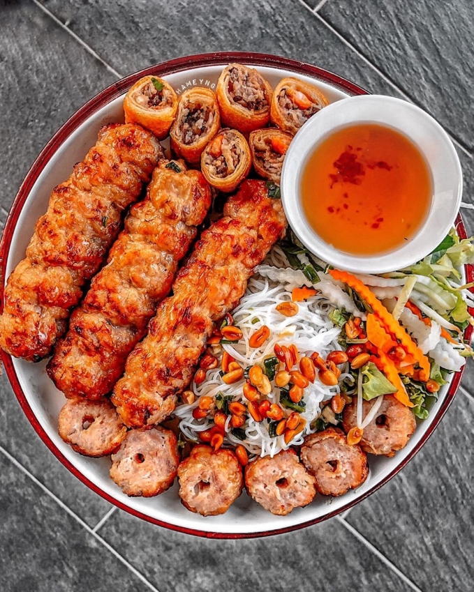 Hương vị lôi cuốn, hòa quyện của món bún nem nướng Sài Gòn (Ảnh: @hetagram)