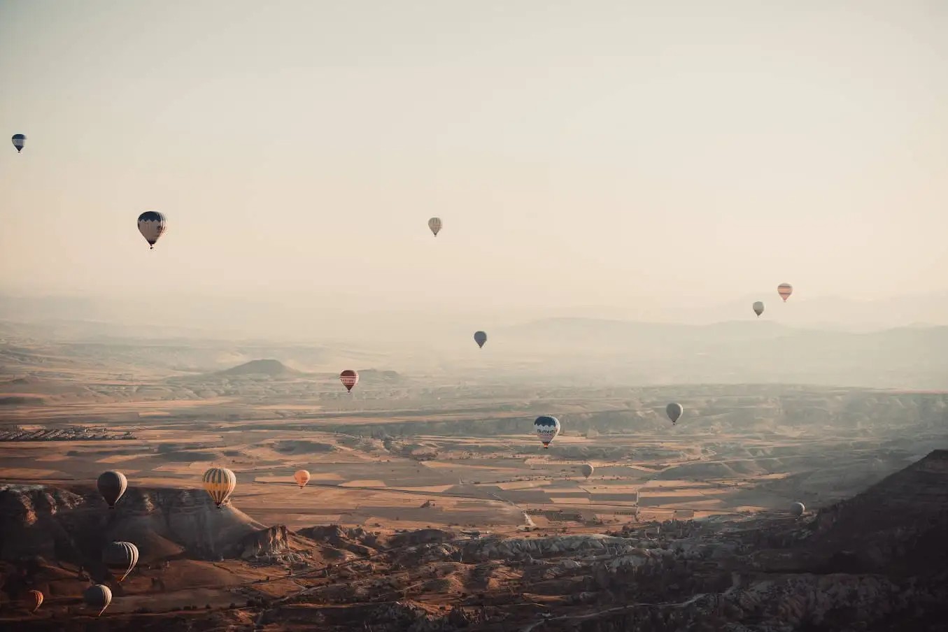 Ballons-above-the-mountains