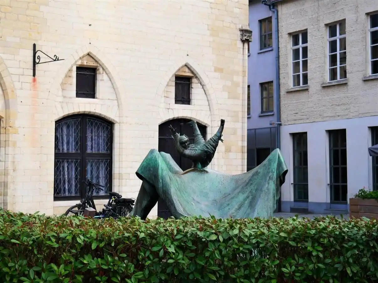 Opsinjoorke-statue-in-Mechelen