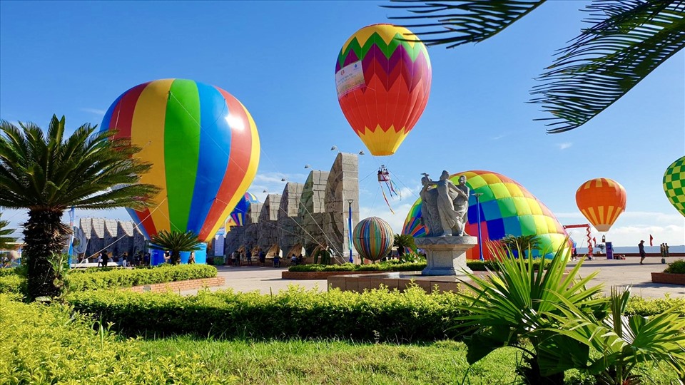 Lần đầu tiên thị xã Cửa Lò tổ chức Ngày hội Khinh khí cầu và được đánh giá là một trong các hoạt động nổi bật trong mùa du lịch năm 2022