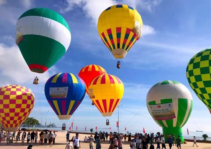 Du khách sẽ được trải nghiệm bằng cách ngồi trên khinh khí cầu bay lên cao để ngắm toàn cảnh Cửa Lò