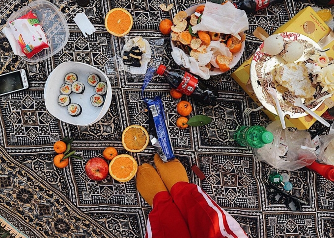 Picnic tại Công viên Yên Sở ngắm hoa Điệp vàng rơi nhẹ nhàng