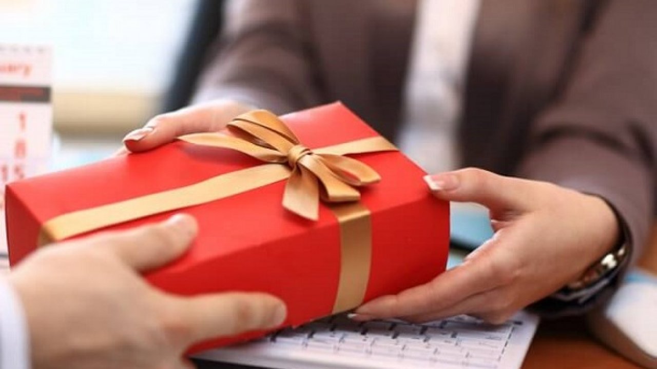 Khi tặng quà cho người Đài Loan món quà cần được bọc kỹ và có thái độ lịch sự trao quà bằng hai tay khi tặng