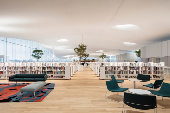 Chỉ có 1/3 không gian được dành cho sách. Ảnh: Oodi Helsinki Central Libary