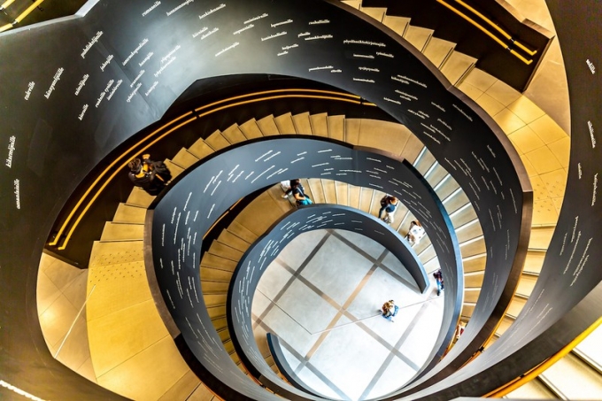 Cầu thang xoắn ốc dẫn lối lên không gian sách. Ảnh: Oodi Helsinki Central Libary
