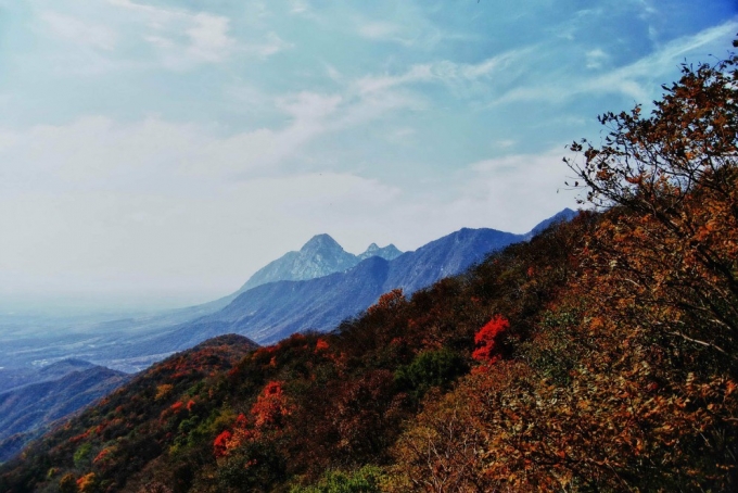 Tung Sơn là một trong năm ngọn núi linh thiêng của Trung Quốc, nằm tại Đăng Phong, Trịnh Châu, Hà Nam, bên bờ sông Hoàng Hà. Vào năm 2004, UNESCO đã công nhận đây là Công viên địa chất thế giới. Ảnh: Chinaeztour