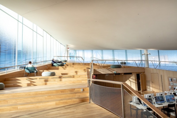 Một góc đọc sách yên tĩnh và có máy tính phục vụ cho việc tra cứu thông tin. Ảnh: Oodi Helsinki Central Libary