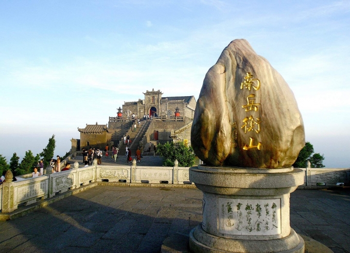 Với cảnh quan đẹp và di sản văn hóa phong phú, Hành Sơn luôn thu hút du khách trong và ngoài nước đến đây thăm quan. Ảnh: Allwidewallpapers