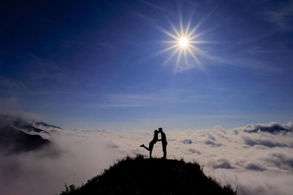 Mây núi hòa vào nhau hùng vĩ. Ảnh: Thắng MP