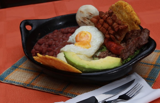 Bandeja Paisa - món ngon trứ danh của Colombia. Ảnh: colombia.com
