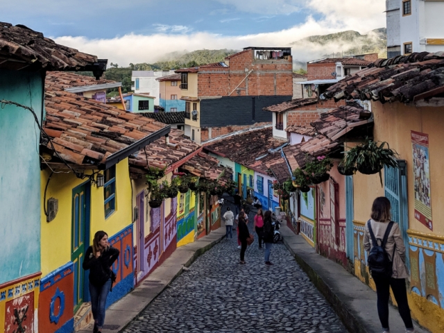 Phố Medellin và những nét ẩm thực đặc trưng. Ảnh: keh.com