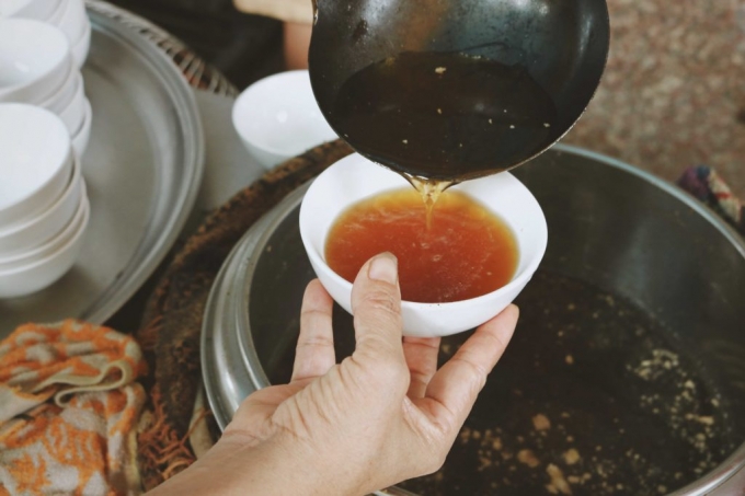 Nước mắm xương ninh truyền thống. Nguồn ảnh: Tùng Nguyễn
