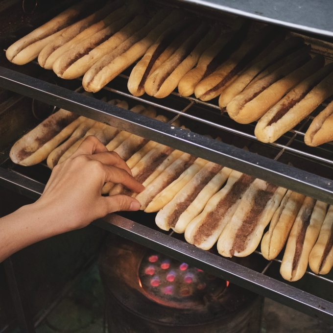 Bánh mì lúc nào cũng giòn tan vì được nướng liên tục trên bếp. Nguồn ảnh: Tùng Nguyễn