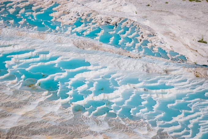 Pamukkale nằm ở vùng Aegean nhưng cách xa biển. Những ngọn núi ở khu vực này đón gió từ biển nên có mùa đông ôn hòa. Ảnh: Siro Carnevalino/Shutterstock