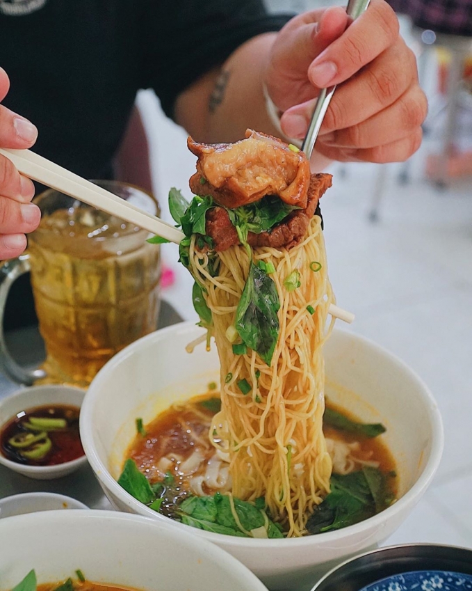 Hủ tiếu mì sườn kho - món mì độc lạ chỉ có ở Sài Gòn (Ảnh: @foodholicvn)