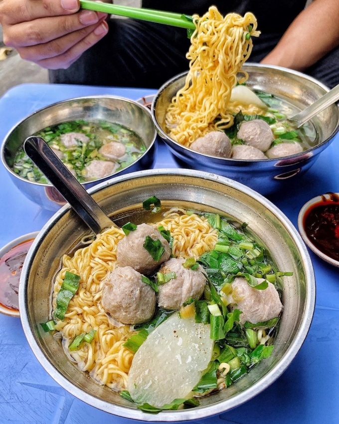 Mì bò viên đầy đủ topping thơm ngon nức tiếng ở số 2, Bà Triệu, quận 5 (Ảnh: @ansapsaigon)