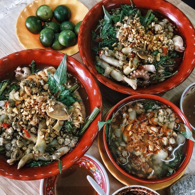 Tô mì đầy đủ với mức giá khaongr 42.000 đồng