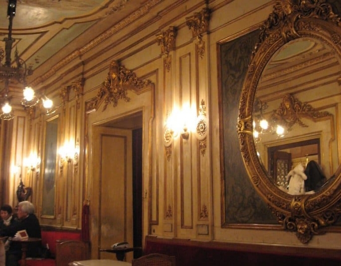 Những tấm gương treo tường - dấu ấn về nội thất của Caffe Florian. Ảnh: Caffeflorian