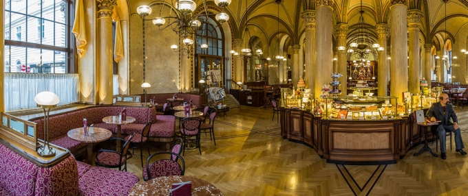 Nội thất diễm lệ của Caffe Central. Ảnh: Bestbarseurope